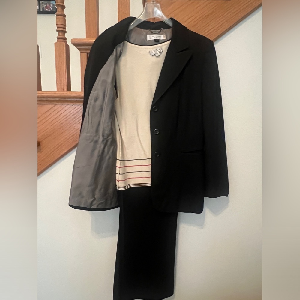 TAHARI Arthur S. Levine 3-piece Suit (8/10)